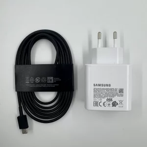 Ensemble Samsung original 45W comprenant un chargeur Super Fast Charging blanc et un câble USB-C noir de 1,8 m.