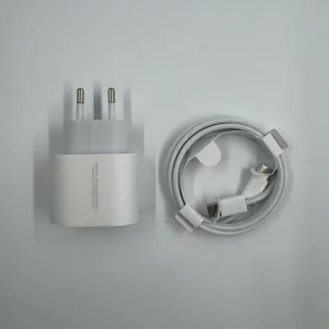 Pack Apple original composé du chargeur secteur 20W USB-C et d’un câble USB-C vers USB-C.