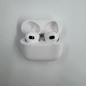 Écouteurs K'Pods 3 blancs dans leur boîtier de recharge sans fil ouvert.